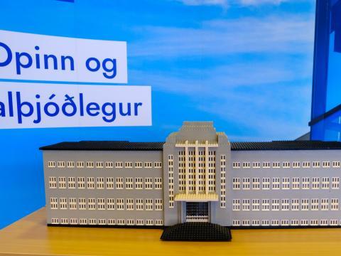 Aðalbygging Háskóla Íslands úr Lego-kubbum. Á sýningarvegg fyrir aftan stendur Opinn og alþjóðlegur.